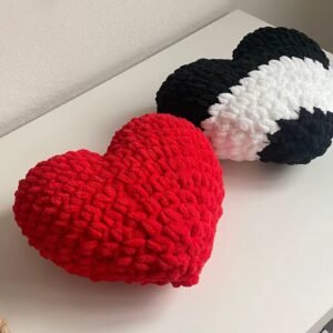 Kırmızı ve Siyah Beyaz Kalpli Yastık