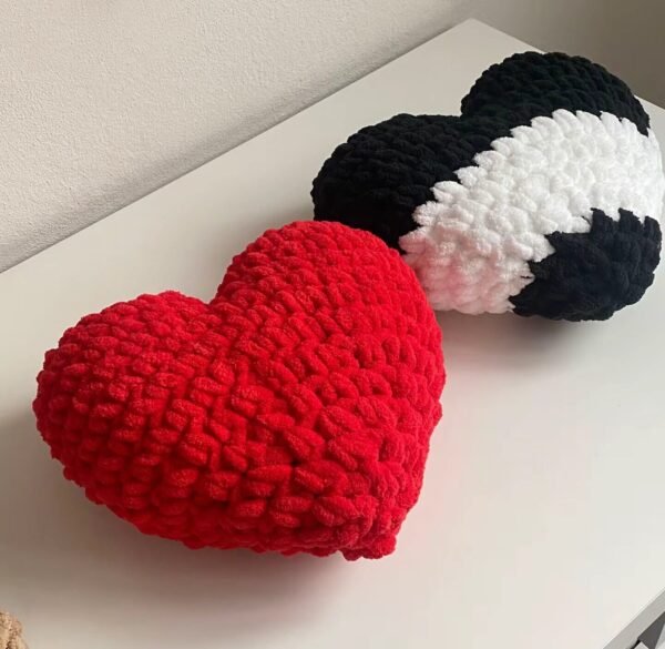 Kırmızı ve Siyah Beyaz Kalpli Yastık